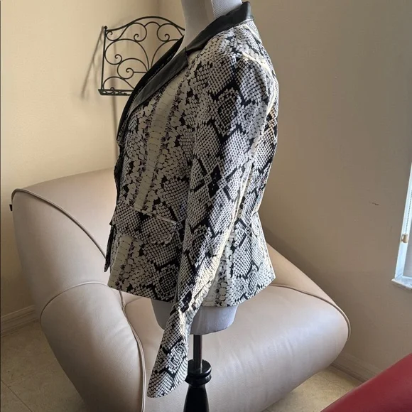 Nanette Lepore Black and White Patterned Blazer - Picture 4 of 8